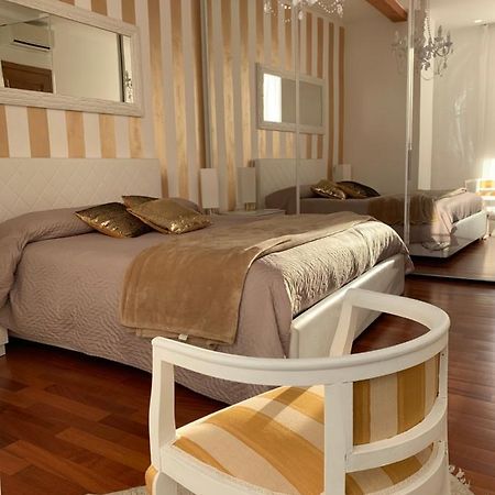 Palazzo Teatro Vecchio-Holiday Suites Salò Eksteriør billede