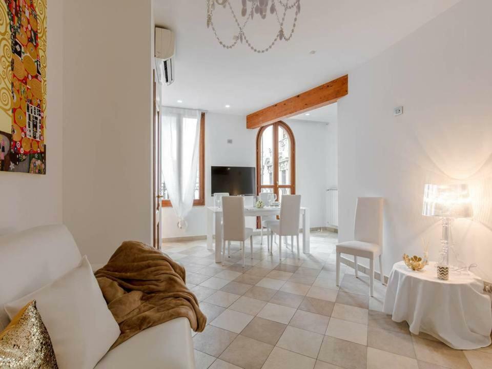 Palazzo Teatro Vecchio-Holiday Suites Salò Eksteriør billede